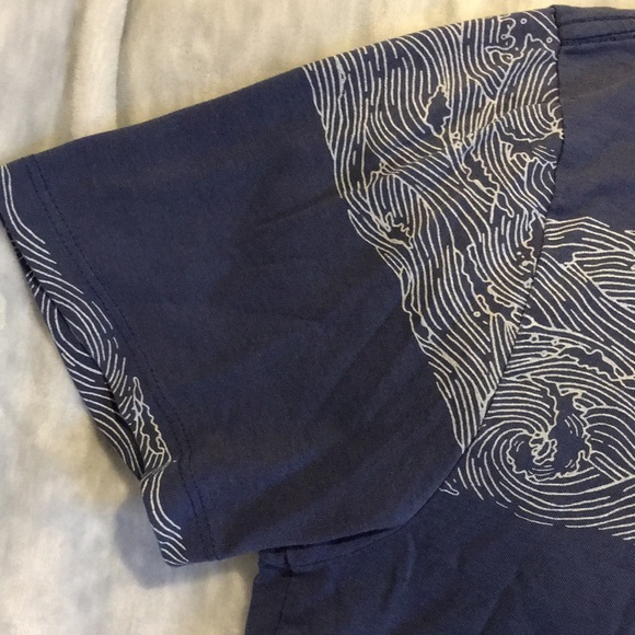 Rolling Ocean Waves Mens Shortsleeved Tee Size Medium Soft Wash Old Navy Resale - Picture 7 of 13